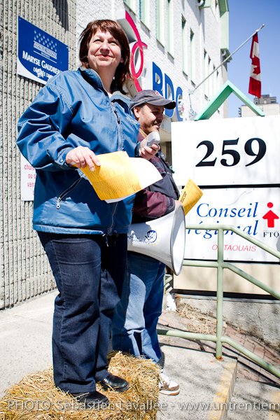 La présidente du CRIO, Louise Guindon. Manifestation en appui au CRIO devant les bureaux de la député de Hull Maryse Gaudreault, 15 avril 2011, Gatineau (© Sébastien Lavallée, 2011)