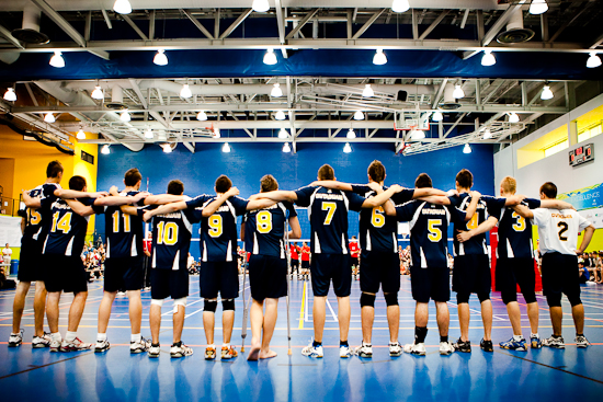 L'équipe de volleyball masculin de l'Outaouais avant le match de finale contre la Rive-Sud, Jeux du Québec 2010, Centre sportif, Gatineau, Août 2010 (© Sébastien Lavallée - Infocale, 2010)
