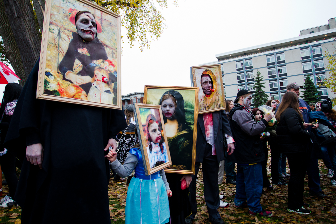 OTTAWA (27 octobre 2012) - L'édition 2012 de la traditionnelle Zombie Walk. Les «morts-vivants» parcourent les rues d'Ottawa jusqu'à la colline parlementaire. (© Sébastien Lavallée)