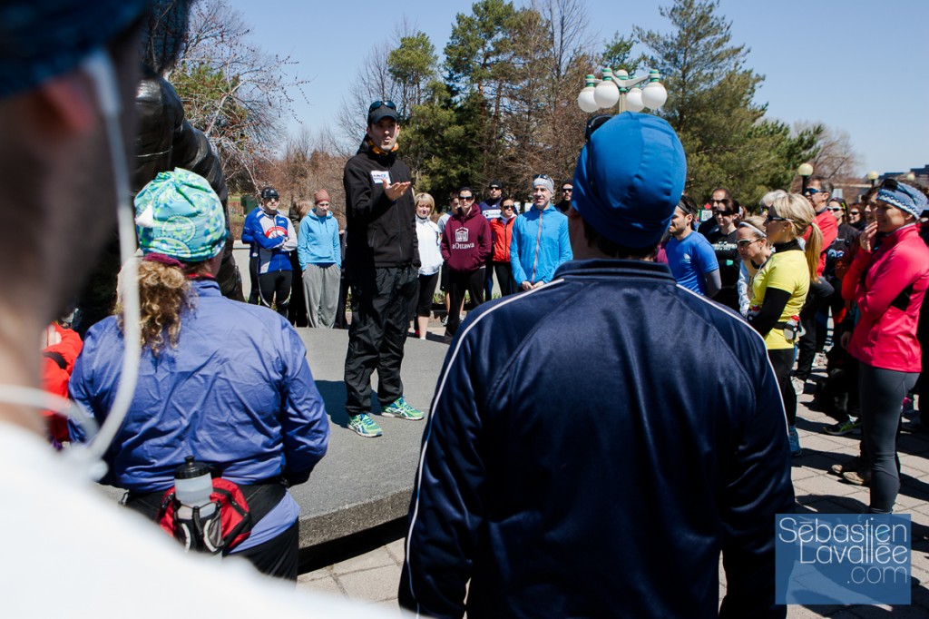 Jean-Philippe Morency, organisateur de la course, explique le déroulement de l'événement. Course commémorative des attentats du marathon de Boston. Gatineau, 21 avril 2013. (© Sébastien Lavallée)