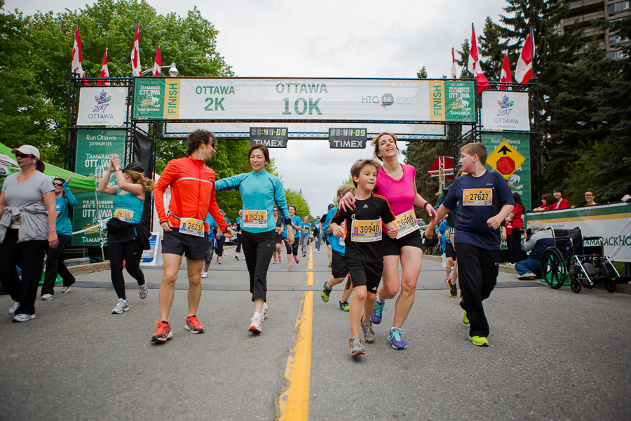 OTTAWA (25 mai 2013) - Des participants du 5km franchissent la ligne d'arrivée.