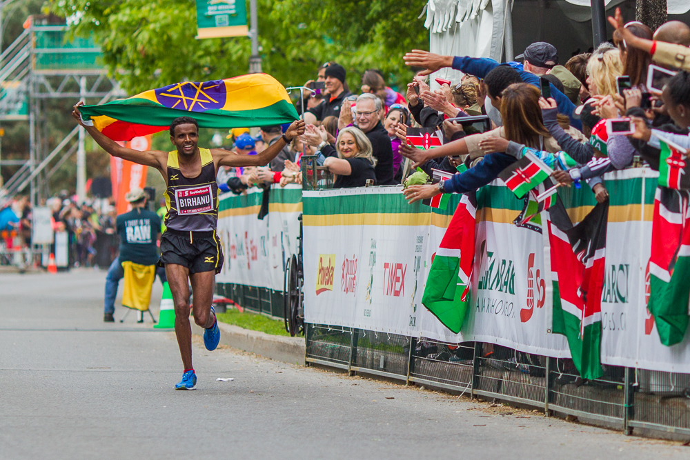 OTTAWA (24 mai 2015) - Girmay Birhanu termine le marathon premier chez les hommes avec un temps de 2:08:14.