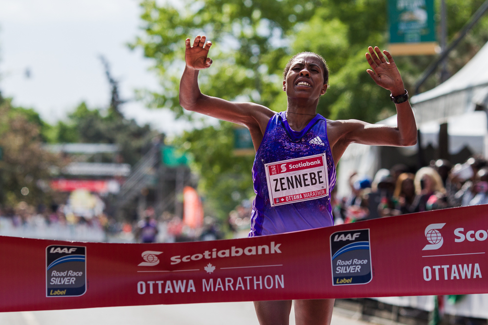 OTTAWA (24 mai 2015) - Aberu Zennebe termine le marathon première chez les femmes avec un temps de 2:25:30.