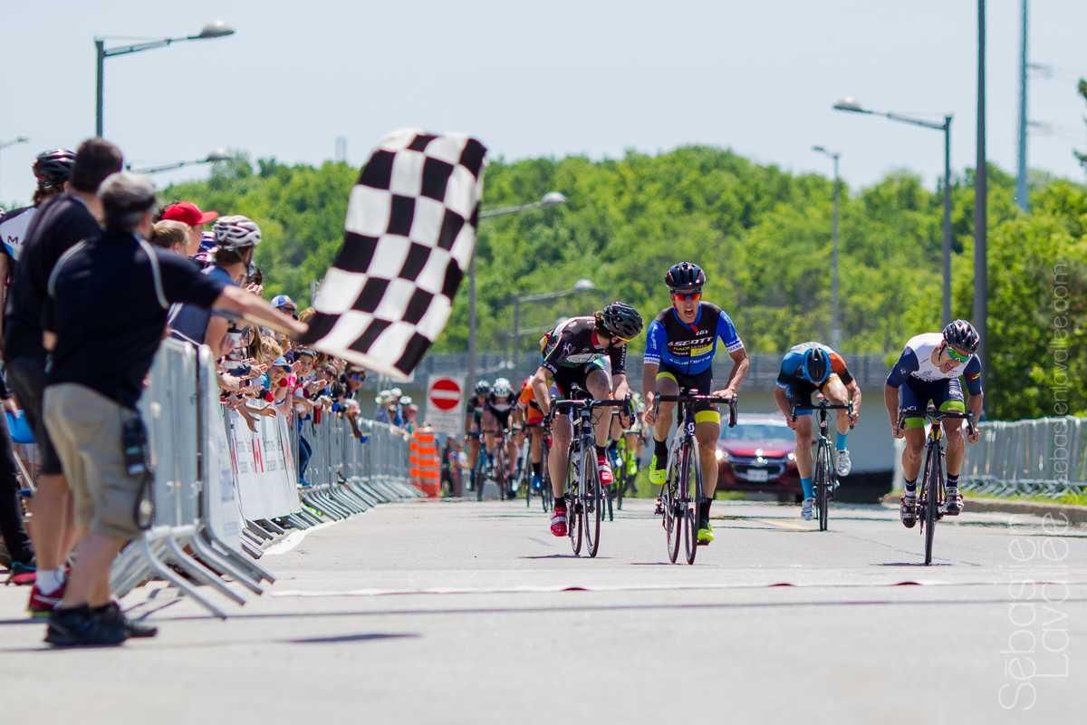 GATINEAU (6 juin 2015) - Grand Prix Cycliste de Gatineau Masculin. À l'arrivée. Sébastien Cossette devant Stephen Keeping et Jean-Sébastien Perron à quelques mètres du fil d'arrivée.